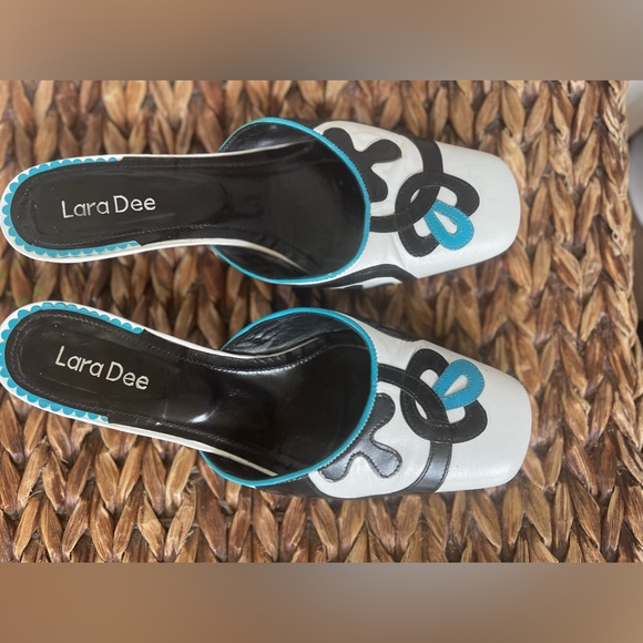 Lara Dee - Picture 1 of 7